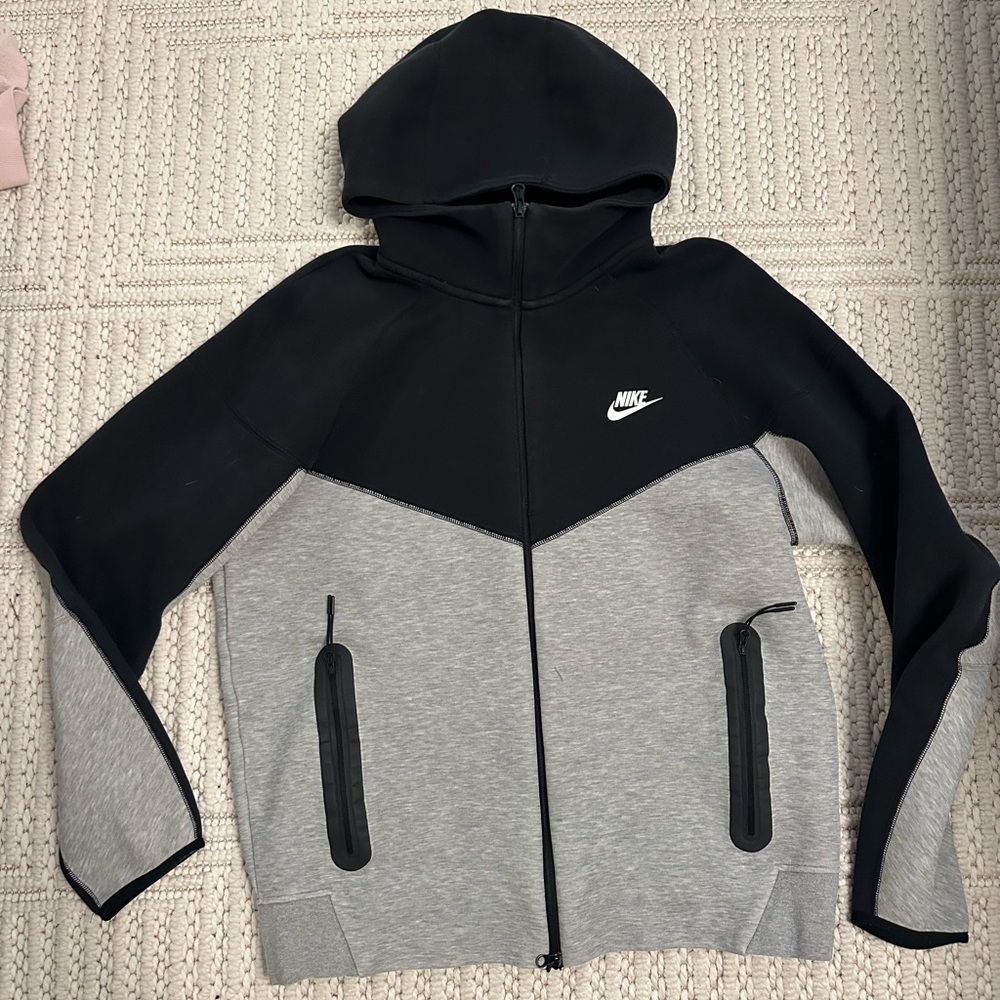 Nike tech set: Black and Gray Full-Zip Hoodie and jogger set